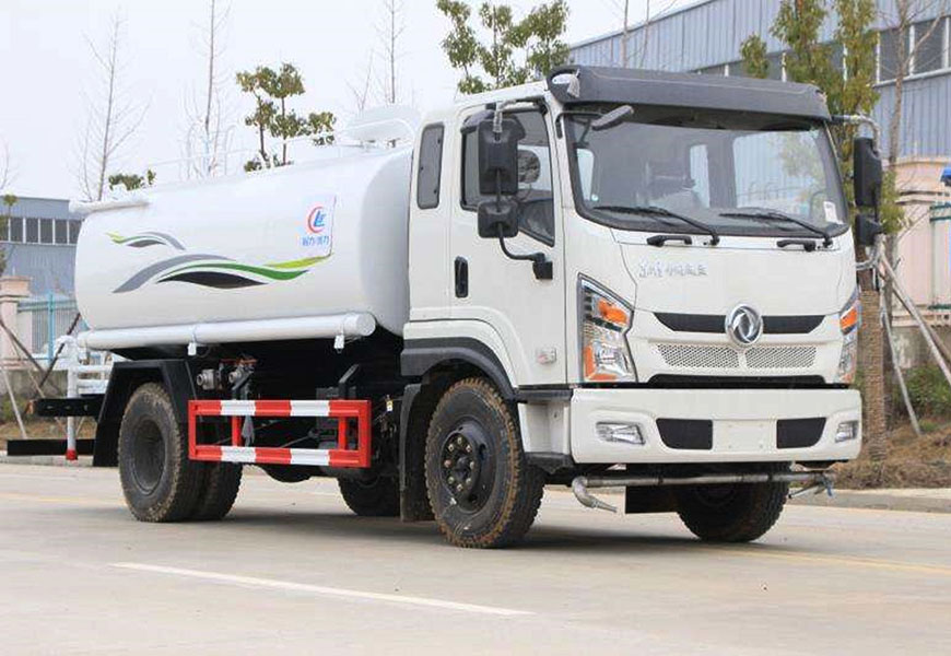 東風(fēng)專(zhuān)底D1灑水車(chē)圖片