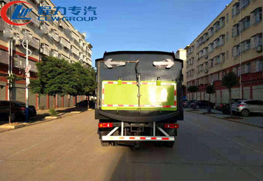 東風(fēng)天錦12方掃路車(chē)后方位展示圖