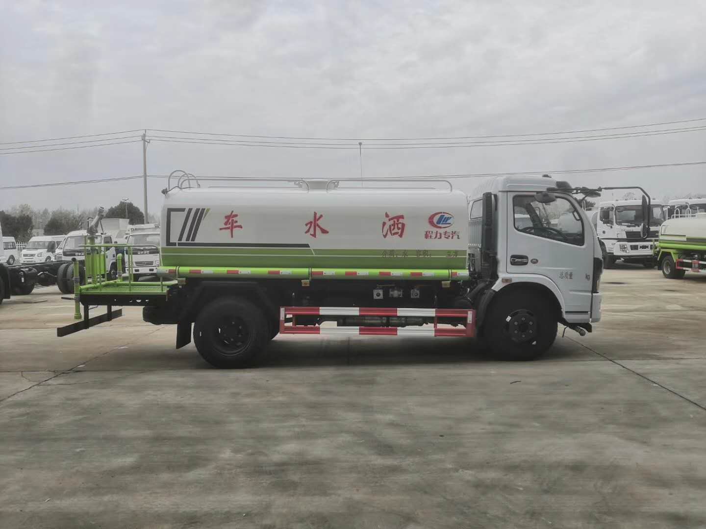 國六大多利卡8噸灑水車整車配置和圖片價格