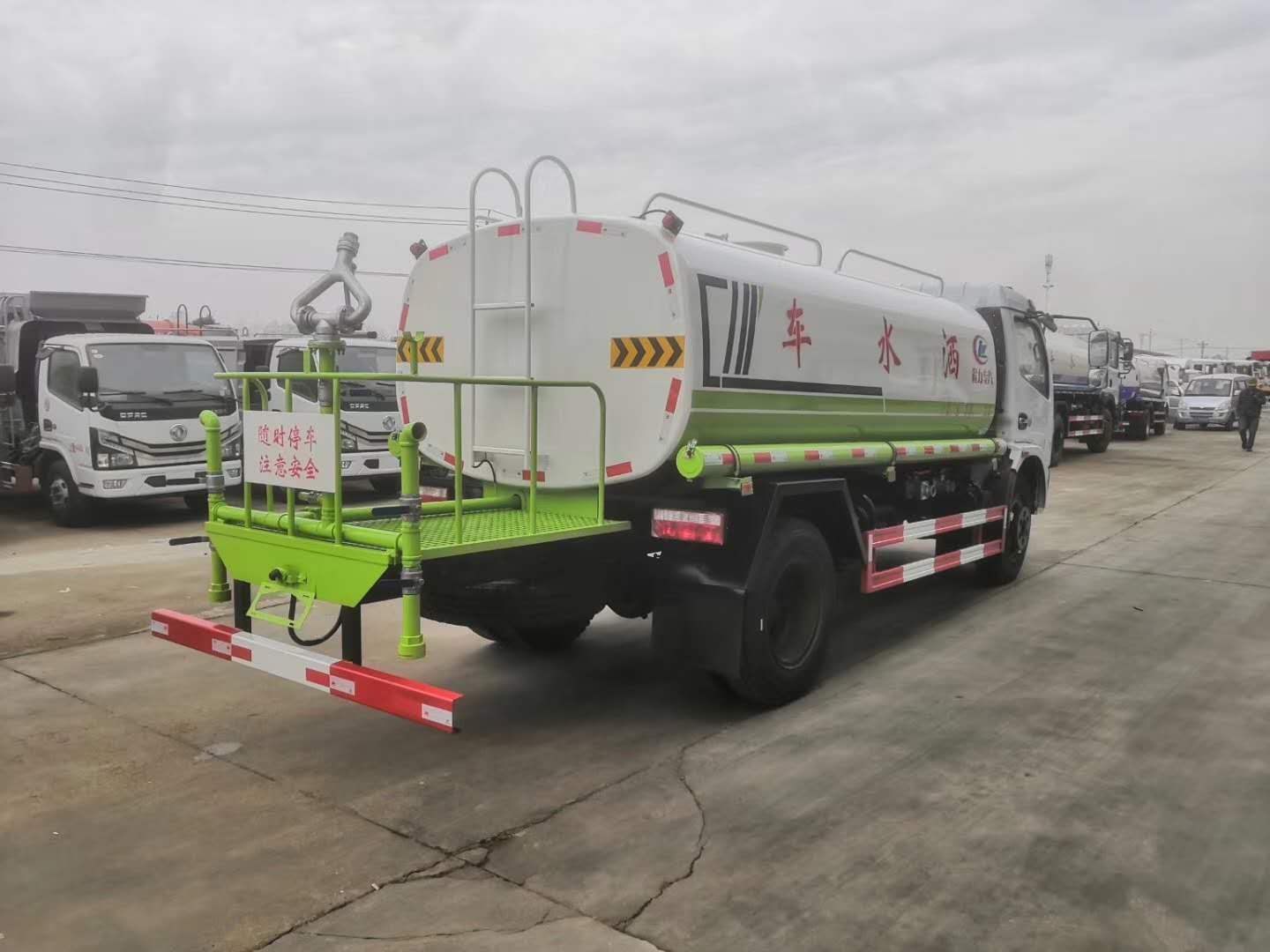 國六大多利卡8噸灑水車整車配置和圖片價格